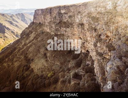 Panoramica aerea a sinistra vista del complesso monastico del monastero di Horomayr nella provincia di Lori in Armenia, villaggio di Odzun. Monastero annidato tra roccia e scogliera Foto Stock
