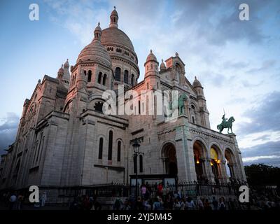 Morning Light in the Sky Above, Sacre Coeur, Montmartre, Parigi, Francia, Europa, UE. Foto Stock