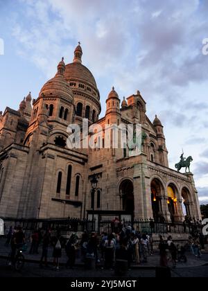 Morning Light in the Sky Above, Sacre Coeur, Montmartre, Parigi, Francia, Europa, UE. Foto Stock