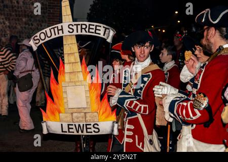 South Street Bonfire Society aspetta di recitare le preghiere del falò alla fine delle loro celebrazioni Bonfire Night (Guy Fawkes Night), Lewes, East Sussex, Regno Unito. Foto Stock