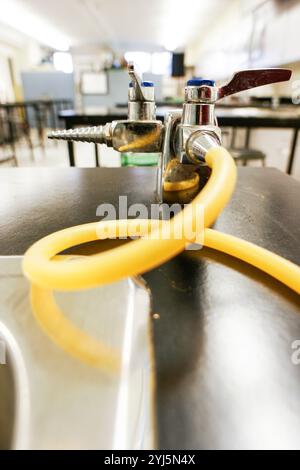 Valvola del gas nel laboratorio scientifico delle scuole superiori, primo piano, astratto Foto Stock