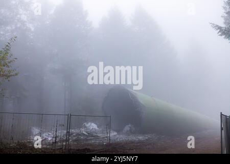 13 novembre 2024, Baden-Württemberg, Friburgo: I resti di una turbina eolica esplosa si trovano sul Holzschlägermatte vicino a Schauinsland. Secondo l'operatore, la turbina esistente e la sua "sorella", che è stata fatta esplodere nel settembre 2023, hanno prodotto un totale di circa 99 milioni di kilowattora di elettricità verde per la regione nei suoi 21 anni di attività. In futuro, il nuovo e più potente impianto di rialimentazione genererà circa 9 milioni di kilowattora di elettricità all'anno, più del doppio rispetto ai due vecchi impianti messi insieme. Non ci saranno celebrazioni ufficiali per celebrare la demolizione. PH Foto Stock