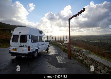 camper parcheggiato presso il campo da baseball e il punto panoramico della wild atlantic way mentre il sole tramonta, contea di donegal, repubblica d'irlanda Foto Stock