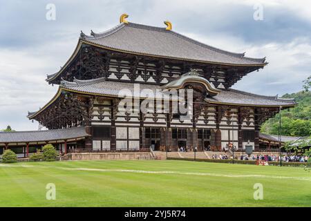 Nara, Giappone - 05.06.2024: Vista con Todaiji Daibutsuden (grande sala del Buddha), uno storico tempio buddista e una delle principali attrazioni turistiche di Nara Foto Stock