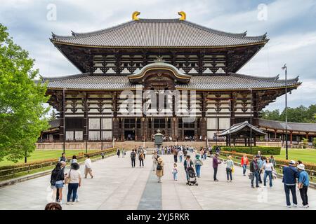 Nara, Giappone - 05.06.2024: Gruppo di turisti che visitano il complesso del tempio buddista Tōdai-ji a Nara Foto Stock