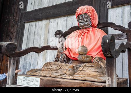 La statua in legno di Binzuru (Pindola Bharadvaja) all'ingresso del tempio Todai-ji a Nara, in Giappone. Foto Stock