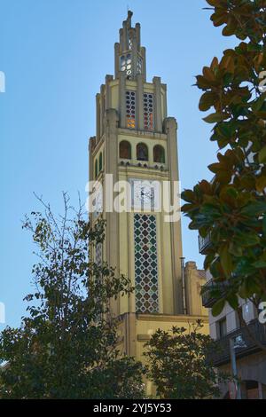 Montcada i Reixac. Spagna - 13 novembre 2024: Vista panoramica aerea di Moncada e Reixach, che mostra il mix di edifici residenziali e commerciali della città Foto Stock