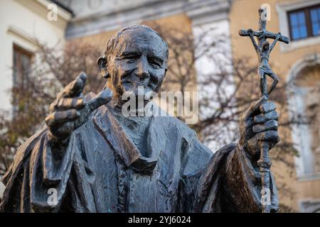 San Giovanni Paolo II la statua si trova di fronte alla cattedrale di San Giovanni Battista a Trnava, Slovacchia. Foto Stock