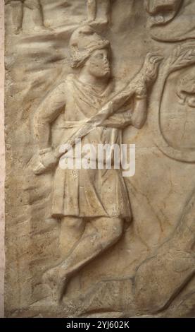 Sollievo. Mito di dio Mitra. La deviazione votiva di un cassiere. Caute con la torcia. Nesca, Aequiculum. Fine 2a c.ad. Italia. Museo Natinal Romano. Roma. IT Foto Stock