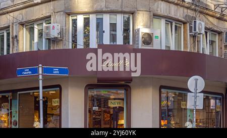 Sofia, Bulgaria - 16 ottobre 2023: Lindt Swiss Chocolate and Confectionery Shop all'angolo di Lege e Saborna Street. Foto Stock