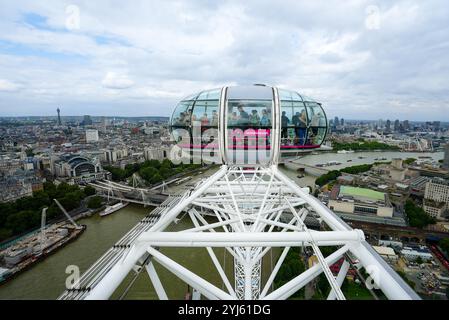 Vista panoramica dello skyline di Londra dalla cima dell'occhio di Londra, mostrando la cabina successiva in primo piano Foto Stock