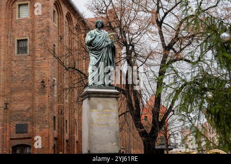 2 gennaio 2021 - Torun, Polonia: La statua in bronzo di Nicolao Copernico, matematico e astronomo polacco. Torun è il suo luogo di nascita e un sito patrimonio dell'umanità dell'UNESCO Foto Stock