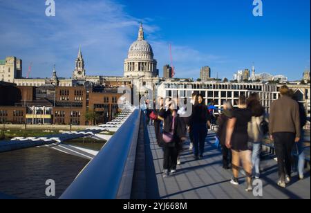 Londra Millennium Footbridge Foto Stock