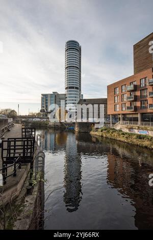 Bridgewater Place, Leeds, alias The Dalek, è un grattacielo per uffici e residenziali. Era l'edificio più alto al momento della sua costruzione nel settembre 2005 Foto Stock