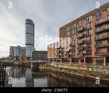 Bridgewater Place, Leeds, alias The Dalek, è un grattacielo per uffici e residenziali. Era l'edificio più alto al momento della sua costruzione nel settembre 2005 Foto Stock