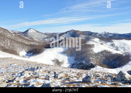 Le cime innevate delle Alpi Grobnik fotografate dal picco Dnic Foto Stock