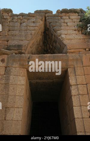 Grecia. Micene. Tesoro di Atreus. 1300-1250 A.C. Vista dell'ingresso. Tarda età del bronzo. Foto Stock