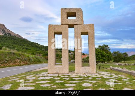 Scultura in pietra che rappresenta la lettera L. parte del glagolitico Alphabet Trail Baska. L'alfabeto glagolitico è il più antico alfabeto slavo conosciuto del IX secolo Foto Stock