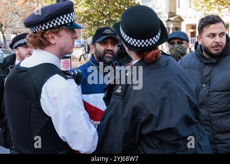 Londra, Regno Unito. 12 novembre 2024. La polizia metropolitana arresta un passante vicino a una protesta organizzata dal gruppo pro-Israele la nostra lotta contro la relatrice speciale delle Nazioni Unite sui territori palestinesi occupati (OPT) Francesca Albanese, invitata a parlare alla Queen Mary University di Londra. Crediti: Mark Kerrison/Alamy Live News Foto Stock