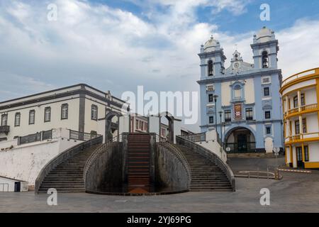 Il Wharf of the Customshouse si trova ai margini della baia di Angra, ad Angra do Heroísmo, sull'isola di Terceira, arcipelago portoghese di t Foto Stock