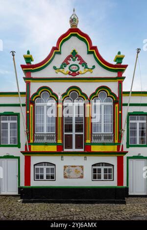 Gli Impérios dell'isola di Terceira, Azzorre, sono piccole cappelle colorate, sparse per tutta l'isola, ognuna dedicata allo Spirito Santo. Foto Stock