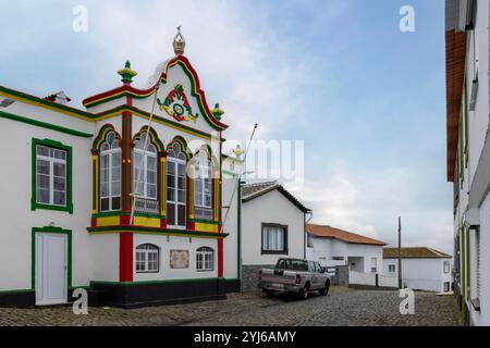 Gli Impérios dell'isola di Terceira, Azzorre, sono piccole cappelle colorate, sparse per tutta l'isola, ognuna dedicata allo Spirito Santo. Foto Stock