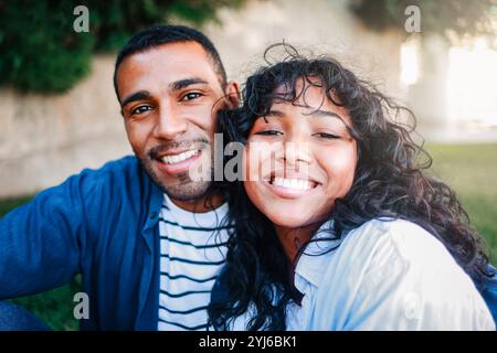 Coppia ispanica felice che scatta foto selfie nel parco cittadino, amici giovani si divertono con un appuntamento romantico insieme Foto Stock