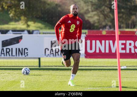 PONTYCLUN, REGNO UNITO. 13 novembre 2024. Sorba Thomas del Galles durante una sessione di allenamento presso il resort vale in vista della partita della UEFA Nations League 2025 contro la Turchia al Kadir Has Stadium il 16 novembre (PIC di John Smith/FAW) credito: Football Association of Wales/Alamy Live News Foto Stock