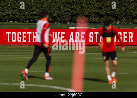 PONTYCLUN, REGNO UNITO. 13 novembre 2024. Insieme siamo più forti durante una sessione di allenamento presso il resort vale in vista della partita UEFA Nations League 2025 contro la Turchia al Kadir Has Stadium il 16 novembre (PIC di John Smith/FAW) credito: Football Association of Wales/Alamy Live News Foto Stock