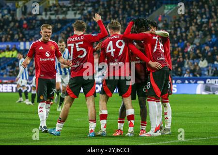 Huddersfield, Regno Unito. 12 novembre 2024. Victor Musa segna un GOL di 1-1 e celebra il centrocampista del Manchester United U21 Finley McAllister (70) centrocampista del Manchester United U21 Jayce Fitzgerald (75) centrocampista del Manchester United U21 Ethan Ennis (49) durante la partita di stadio Huddersfield Town FC vs Manchester United FC Bristol Street Motors EFL Trophy Northern Group F al John Smith's Stadium, Huddersfield, Inghilterra, United United United, United United United United United United United United su News 12 novembre 2024 Foto Stock