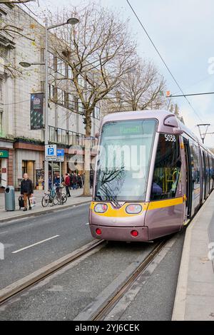 Dublino, Irlanda - 22 dicembre 2023: Tram moderno diretto a Parnell su o'Connell Street Foto Stock