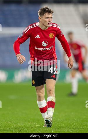 Huddersfield, Regno Unito. 12 novembre 2024. Il centrocampista del Manchester United U21 Ethan Ennis (49) in azione durante la partita di stadio Huddersfield Town FC contro Bristol Street Motors del Manchester United FC U21 del Northern Group F al John Smith's Stadium, Huddersfield, Inghilterra, Regno Unito il 12 novembre 2024 Credit: Every Second Media/Alamy Live News Foto Stock