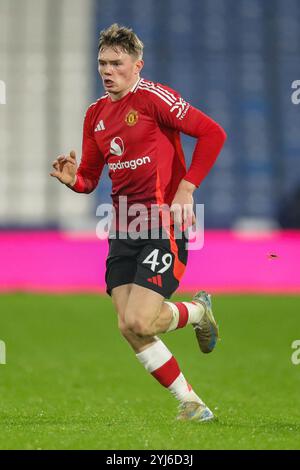 Huddersfield, Regno Unito. 12 novembre 2024. Il centrocampista del Manchester United U21 Ethan Ennis (49) in azione durante la partita di stadio Huddersfield Town FC contro Bristol Street Motors del Manchester United FC U21 del Northern Group F al John Smith's Stadium, Huddersfield, Inghilterra, Regno Unito il 12 novembre 2024 Credit: Every Second Media/Alamy Live News Foto Stock