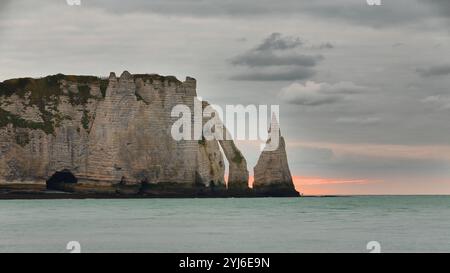 016 falaise d'Aval scogliera di gesso, arco porte d'Aval, ago Aiguille Creuse, cielo colorato al tramonto, dal piede Falaise d'Amont Cliff. Etretat-Francia. Foto Stock