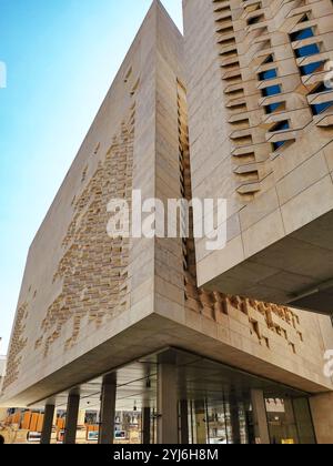 Edificio del Parlamento a la Valletta, Malta, con una facciata moderna caratterizzata da motivi testurizzati e geometrici. Foto Stock