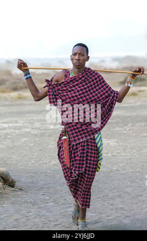 Uomo Maasai con il bastone dell'Africa Orientale Foto Stock