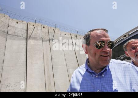 Gerusalemme, Israele. 17 agosto 2009. Una foto del file di Mike Huckabee (L), ex governatore dell'Arkansas e ministro battista del Sud, che è stato toccato dal presidente eletto Donald Trump per servire come ambasciatore degli Stati Uniti in Israele nella sua prossima amministrazione, come è stato riportato il 13 novembre 2024, cammina vicino alla barriera di separazione del muro alla periferia di Gerusalemme mentre visita un "insediamento ebraico" il 17 agosto 2009. Foto del file di Jim Hollander/UPI credito: UPI/Alamy Live News Foto Stock