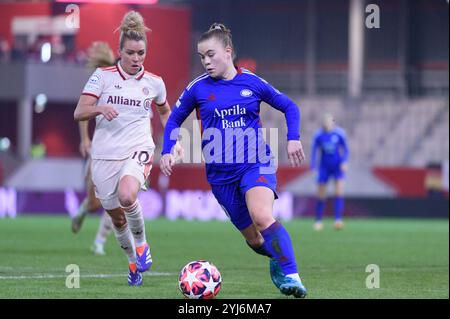 Monaco, Germania. 12 novembre 2024. Monaco di Baviera, Germania, 12 novembre 2024: Linda Dallmann (10 FC Bayern Monaco) e Olaug Tvedten (10 Valerenga) durante la partita a gironi della UEFA Women Champions League tra il Bayern Monaco e il Valerenga al Campus FC Bayern di Monaco, Germania. (Sven Beyrich/SPP) credito: SPP Sport Press Photo. /Alamy Live News Foto Stock