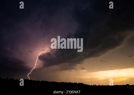 La tempesta con thunderbolt sopra Praga - Pruhonice, 27 giugno 2022 Foto Stock