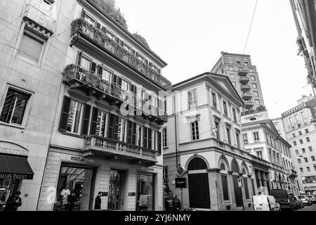 Milano, Italia - marzo 30: Il Quadrilatero della moda o via Montenapoleone è un quartiere dello shopping di alta classe nel centro di Milano. Foto Stock