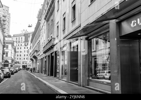 Milano, Italia - marzo 30: Il Quadrilatero della moda o via Montenapoleone è un quartiere dello shopping di alta classe nel centro di Milano. Foto Stock