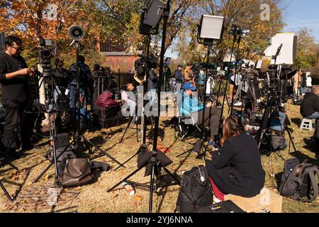 Washington, Vereinigte Staaten. 13 novembre 2024. I membri dei media si riuniscono alla Casa Bianca di Washington, DC, mentre il presidente eletto degli Stati Uniti Donal Trump incontra il presidente Joe Biden, il 13 novembre 2024. Crediti: Chris Kleponis/CNP/dpa/Alamy Live News Foto Stock