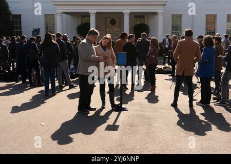 Washington, Vereinigte Staaten. 13 novembre 2024. I membri dei media si riuniscono alla Casa Bianca di Washington, DC, mentre il presidente eletto degli Stati Uniti Donal Trump incontra il presidente Joe Biden, il 13 novembre 2024. Crediti: Chris Kleponis/CNP/dpa/Alamy Live News Foto Stock