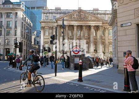 Esterno dell'edificio della Mansion House, cartello con la Bank Station e vista sulla People Street da Princes Street nella City di Londra EC4 Inghilterra Regno Unito 2024 KATHY DEWITT Foto Stock