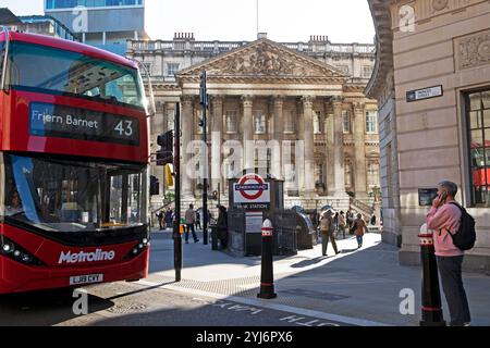 Esterno dell'edificio della Mansion House, cartello con la Bank Station e vista sulla People Street da Princes Street nella City di Londra EC4 Inghilterra Regno Unito 2024 KATHY DEWITT Foto Stock