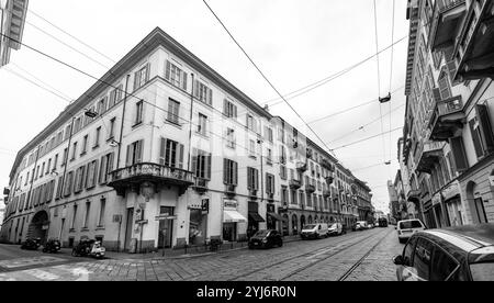 Milano, Italia - marzo 30: Il Quadrilatero della moda o via Montenapoleone è un quartiere dello shopping di alta classe nel centro di Milano. Foto Stock
