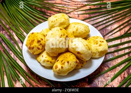 Tradizionale pane al formaggio Mineiro tipico del Brasile. Pane al formaggio | Pão de Queijo | piatti tipici brasiliani | tavolo da colazione Foto Stock