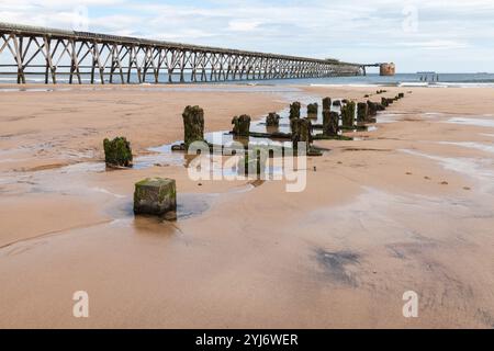 Steetley Pier a Hartlepool, Inghilterra, Regno Unito, con groynes e piscine d'acqua che formano linee di punta Foto Stock