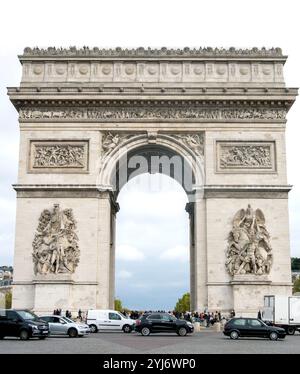 Traffico e pedoni intorno all'Arco di Trionfo Parigi, Francia Foto Stock