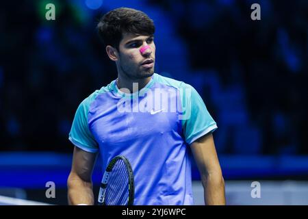 Torino, Italia. 13 novembre 2024. Carlos Alcaraz di Spagna visto in azione durante il match della fase a gironi maschile contro il russo Andrey Rublev (non in vista) il quarto giorno delle finali Nitto ATP 2024 all'Inalpi Arena credito: SOPA Images Limited/Alamy Live News Foto Stock